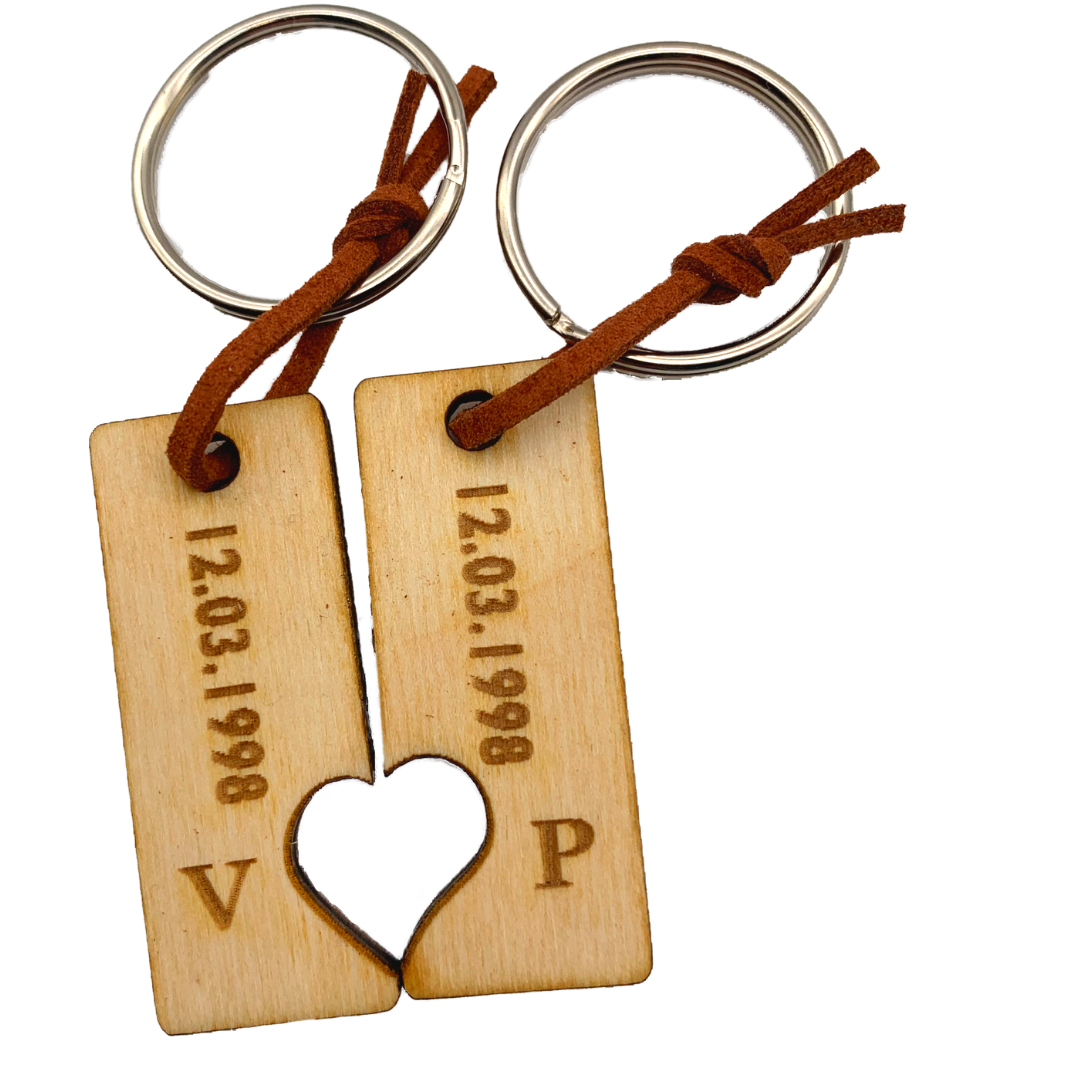 personalisierter Schlüsselanhänger aus Holz mit stabilem Lederband und Schlüsselring (Herz)