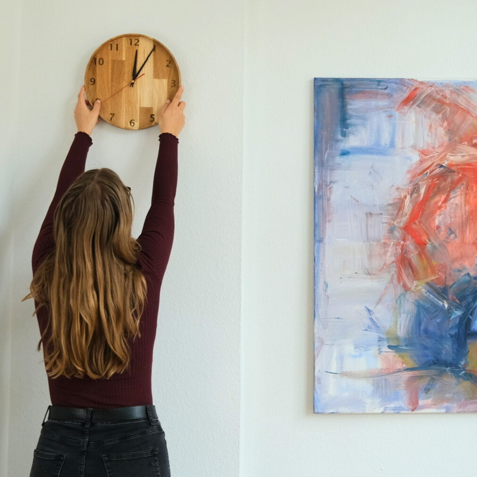 myduct Premium Funk-Wanduhr "Zeitschale" mit Gravur aus Eichenholz Ø 30cm, lautloses Uhrwerk für Wohnzimmer Schlafzimmer Küche