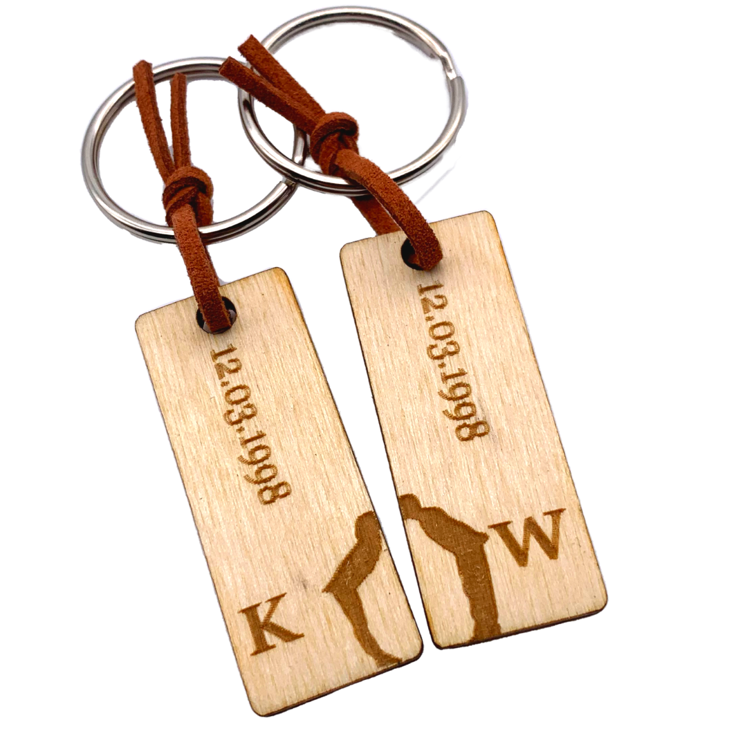 personalisierter Schlüsselanhänger aus Holz mit stabilem Lederband und Schlüsselring (Paar 1)